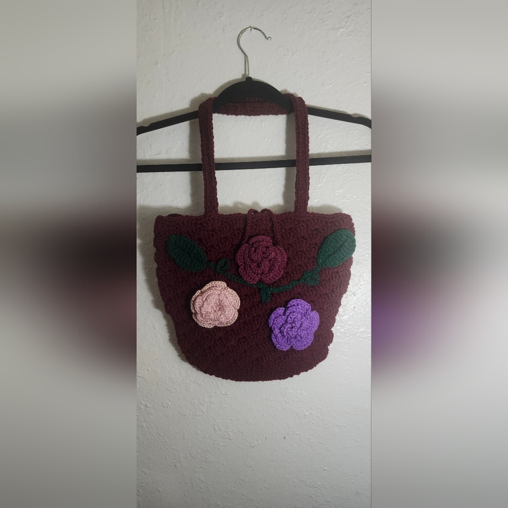 Elegant Crochet Shoulder Bag with Floral Design
